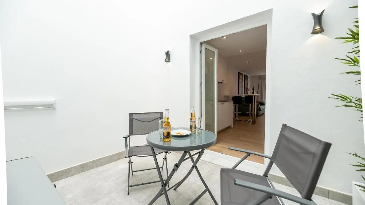 Huerto 22 Chic Urban Corner Apartment Estepona